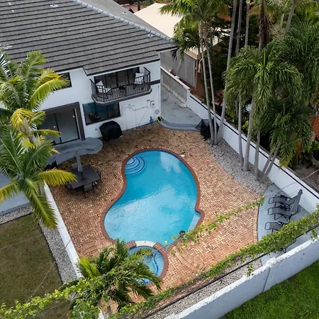 Summer Swim Sale! 4 Bedroom - Private Pool, Grill, Soaking Tub, Near Coral Gables & Mia Airport